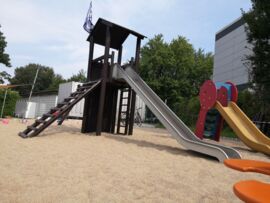 Spielplatz mit Sonnensegel in Duisburg