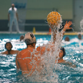 Manuel Grohs Anspiel im Angriff beim Spiel DSV 98 gegen SV Weiden Wasserball DWL Herren Gruppe B