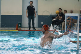 Christopher Hans "Hansi" als Wasserball Torwart mit beiden Armen zur Paraden von der Seite aufgenommen Action Bild