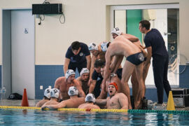Wasserball DSV98 Team am Beckenrand im "Huddle" mit Hansi und Trainer Christian Vollmert