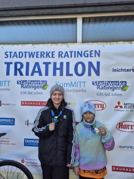 Mia & Madeleine Schmeel stolz nach dem Rennen