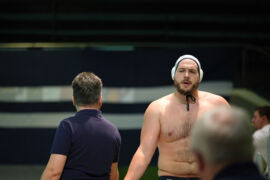 DWL Wasserball Manuel Grohs beim Checkhands mit Christian Vollmert