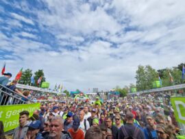 Im Stadion - Zuschauer ohne Ende....