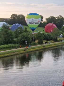 Heißluftballons entlang der Startstelle