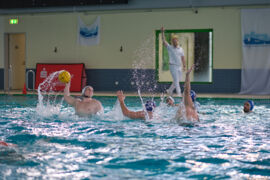 Nick Möller Torwurf im Rückraum DSV98 gegen Waspo Hannover im Wasserball Pokal 2023
