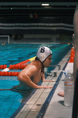 Max Schöpp klettert aus dem Becken beim DSV98 gegen SV Weiden Wasserball DWL Spiel Herren