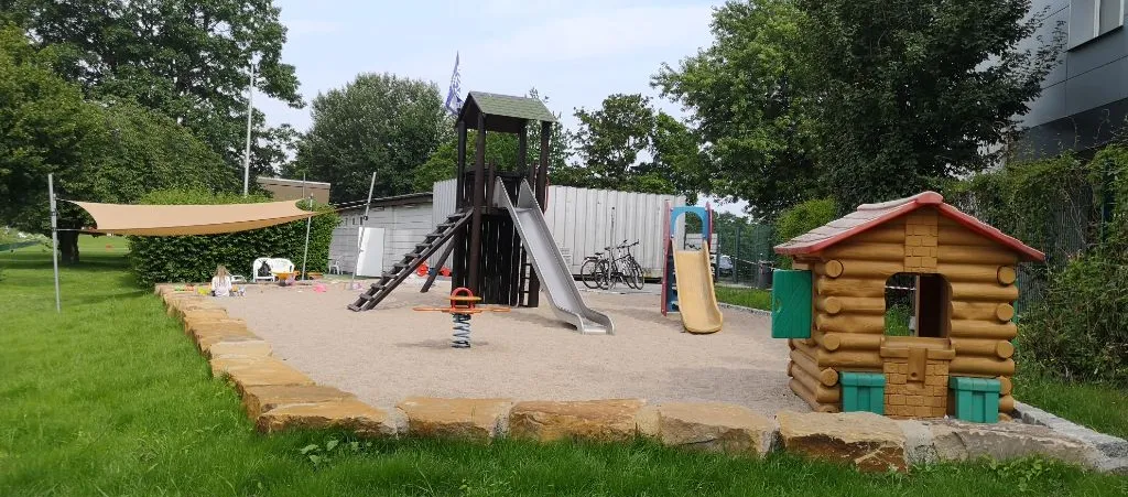 Großer Spielplatz mit Sonnensegel